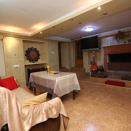Feola Hostel Koetaisi Buitenkant foto