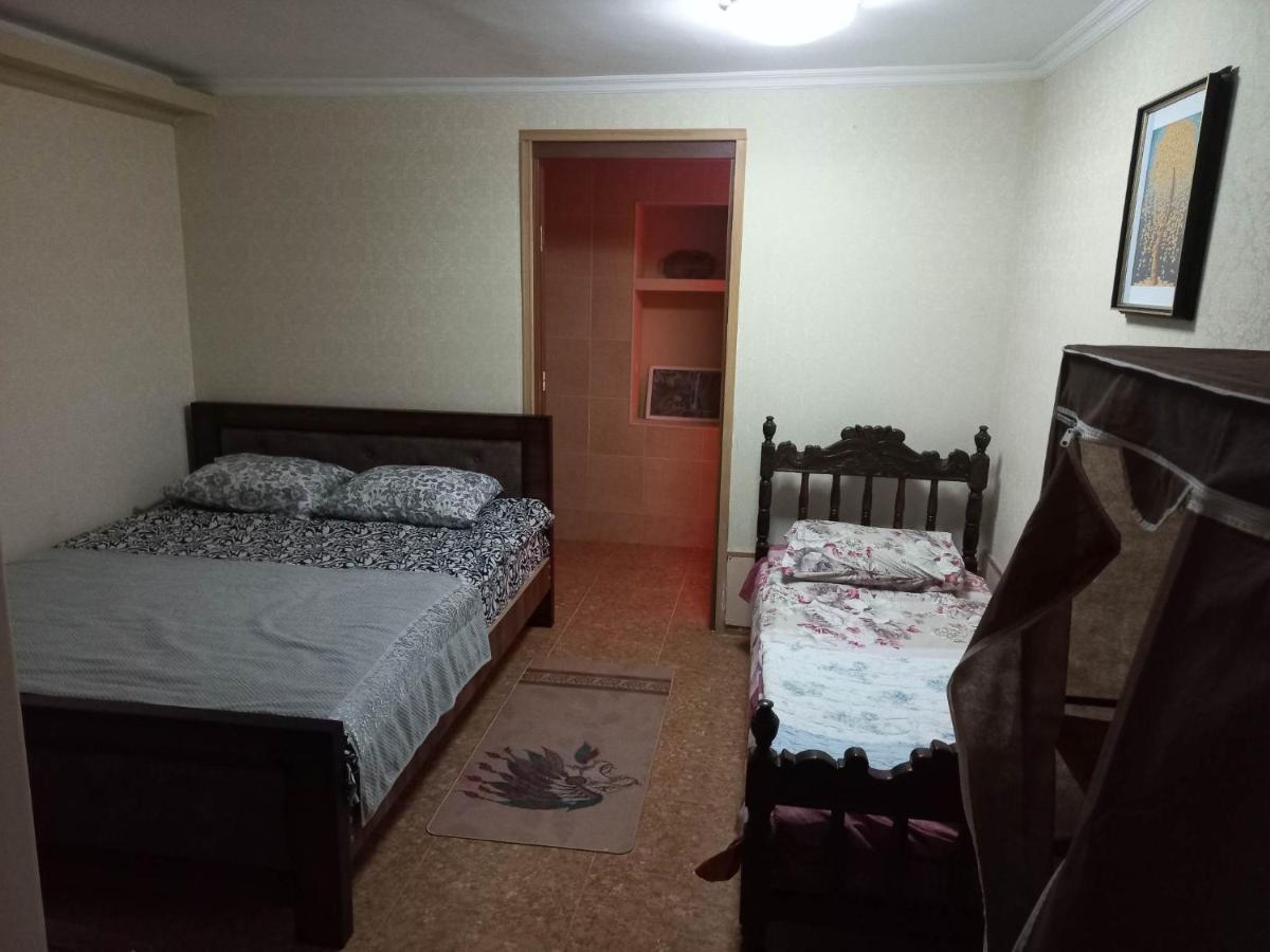 Feola Hostel Koetaisi Buitenkant foto