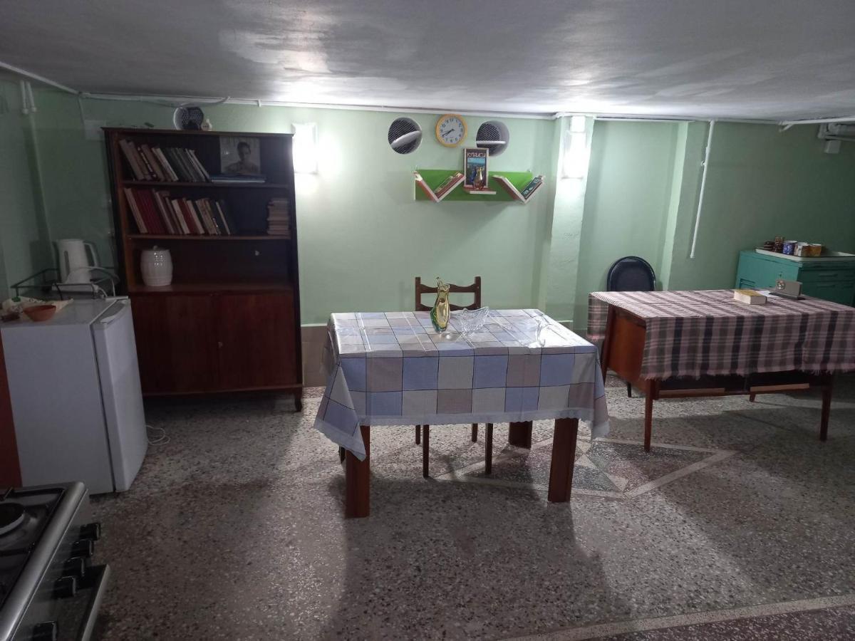 Feola Hostel Koetaisi Buitenkant foto