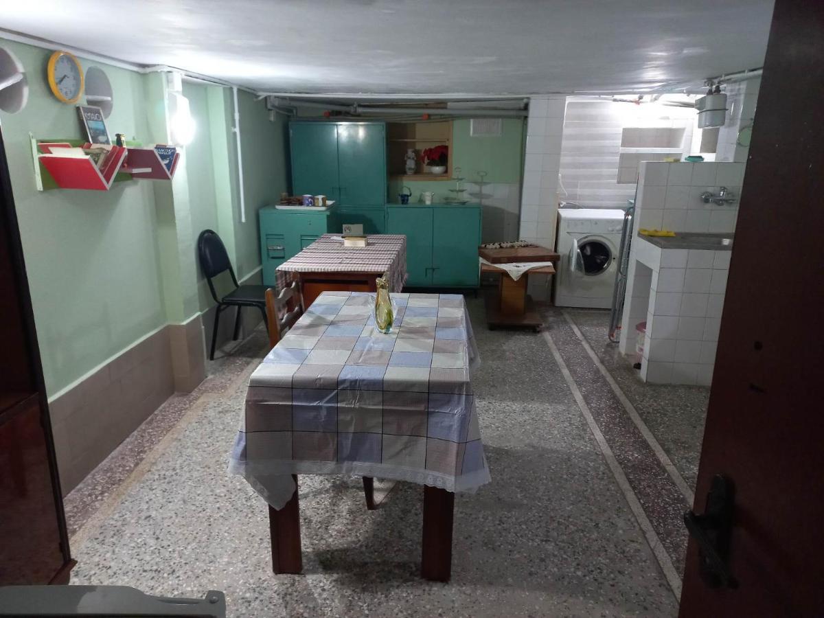 Feola Hostel Koetaisi Buitenkant foto