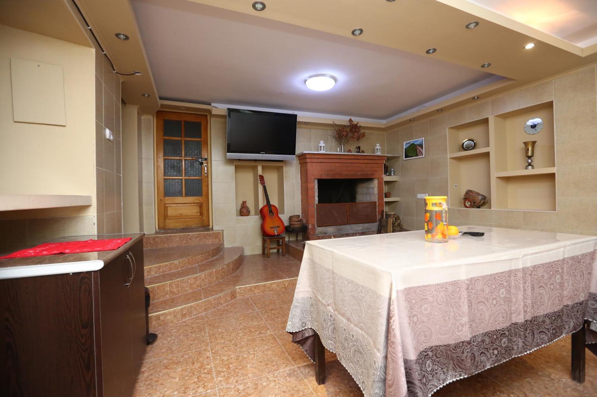 Feola Hostel Koetaisi Buitenkant foto