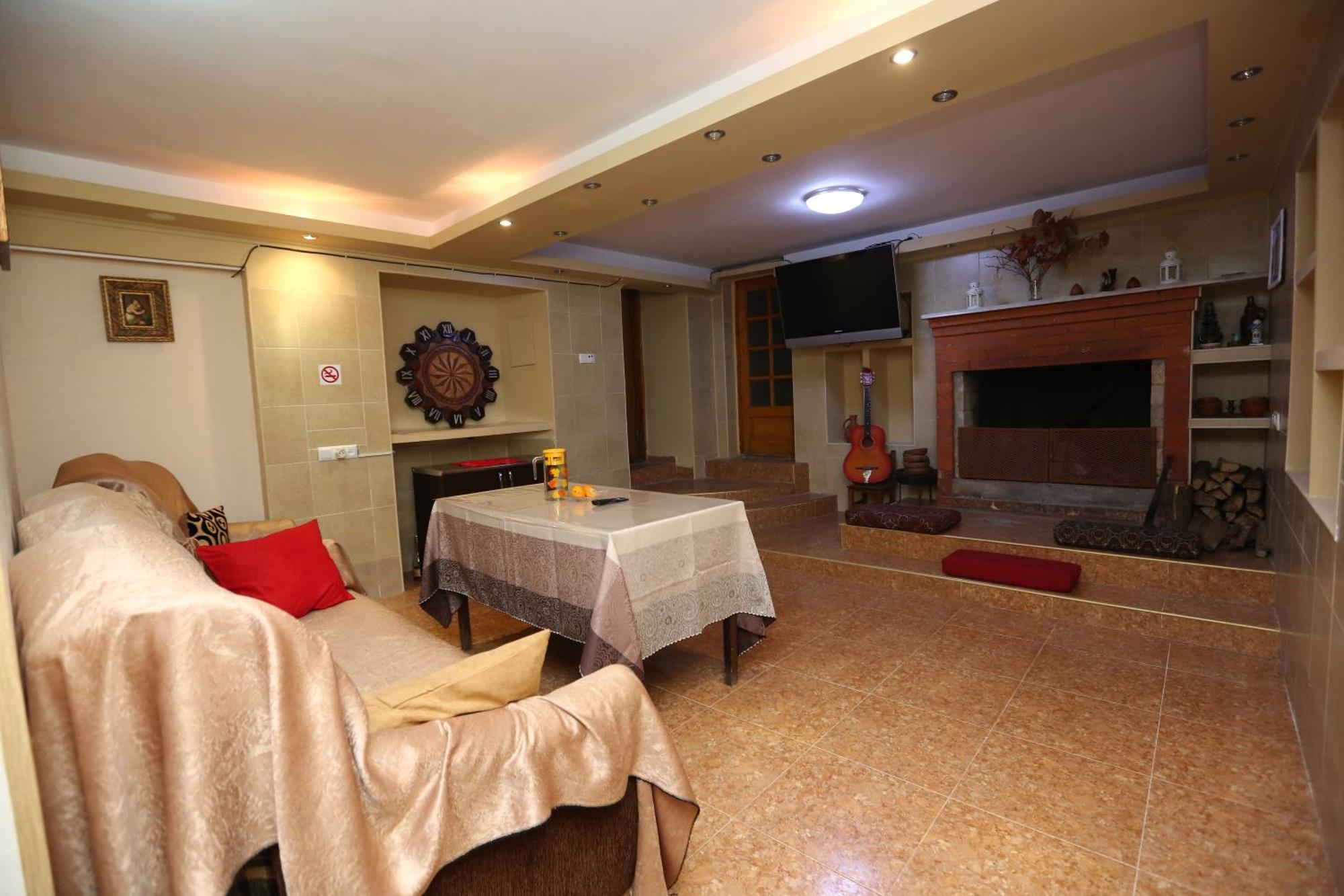Feola Hostel Koetaisi Buitenkant foto