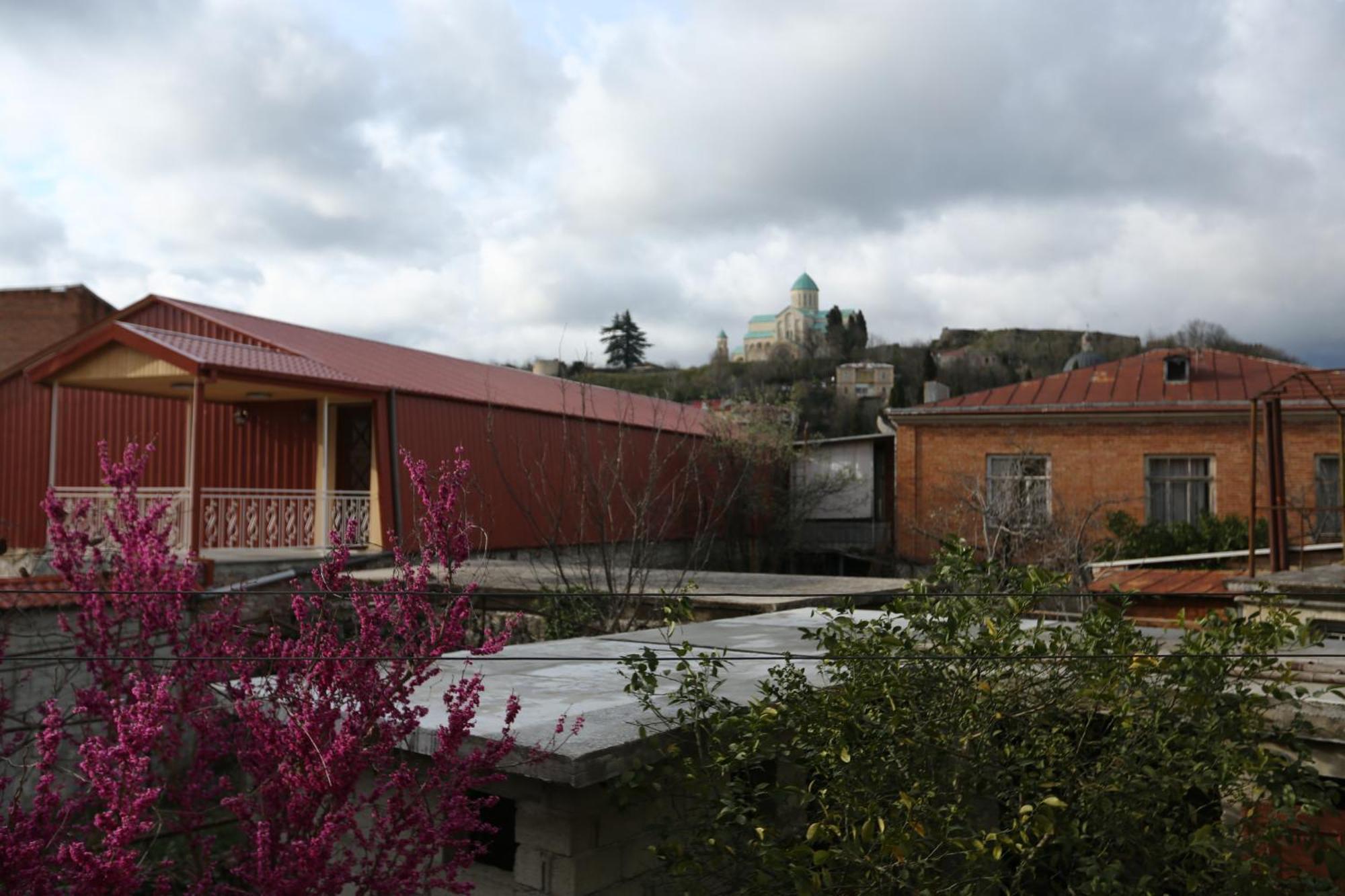 Feola Hostel Koetaisi Buitenkant foto