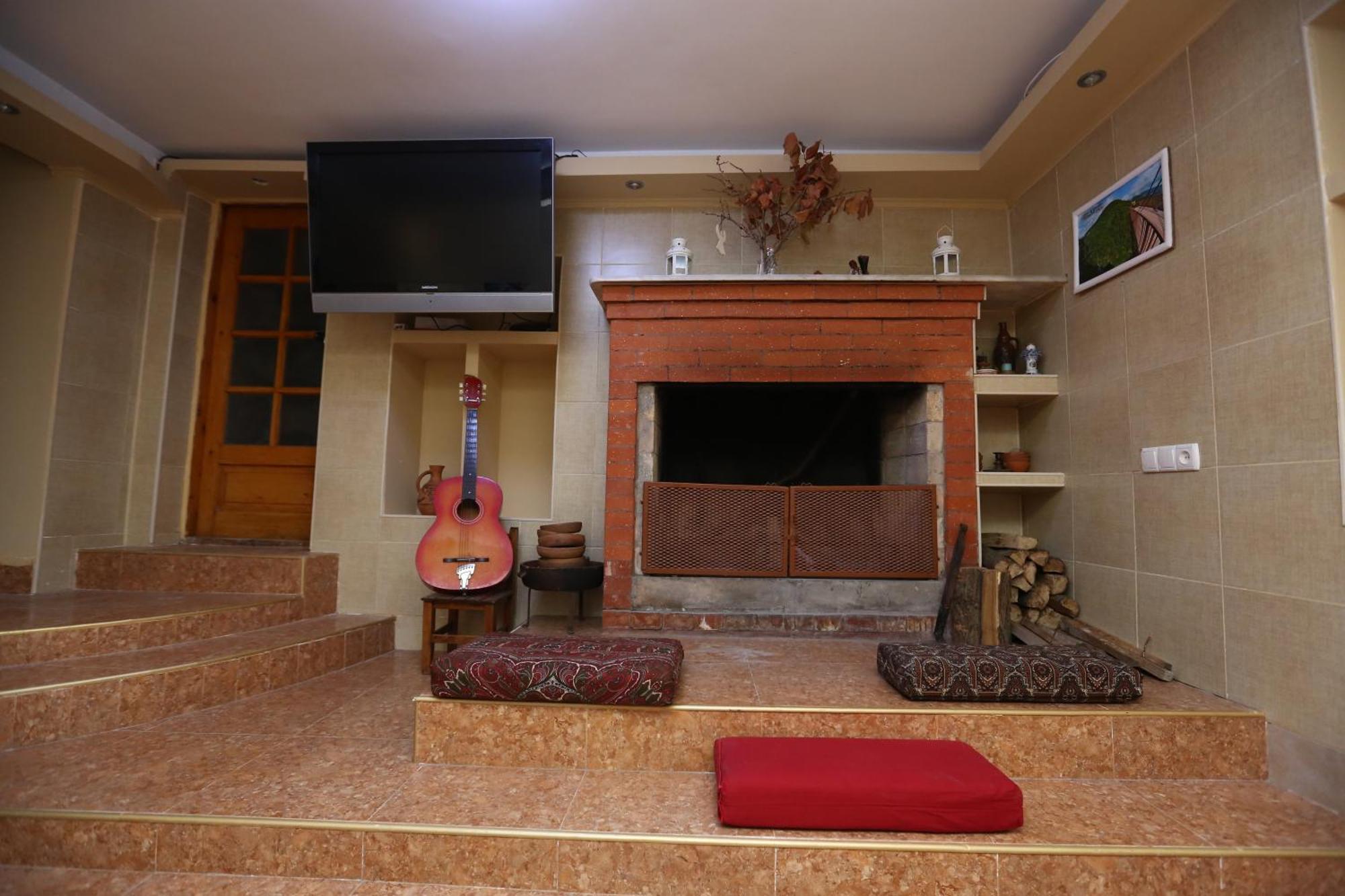 Feola Hostel Koetaisi Buitenkant foto