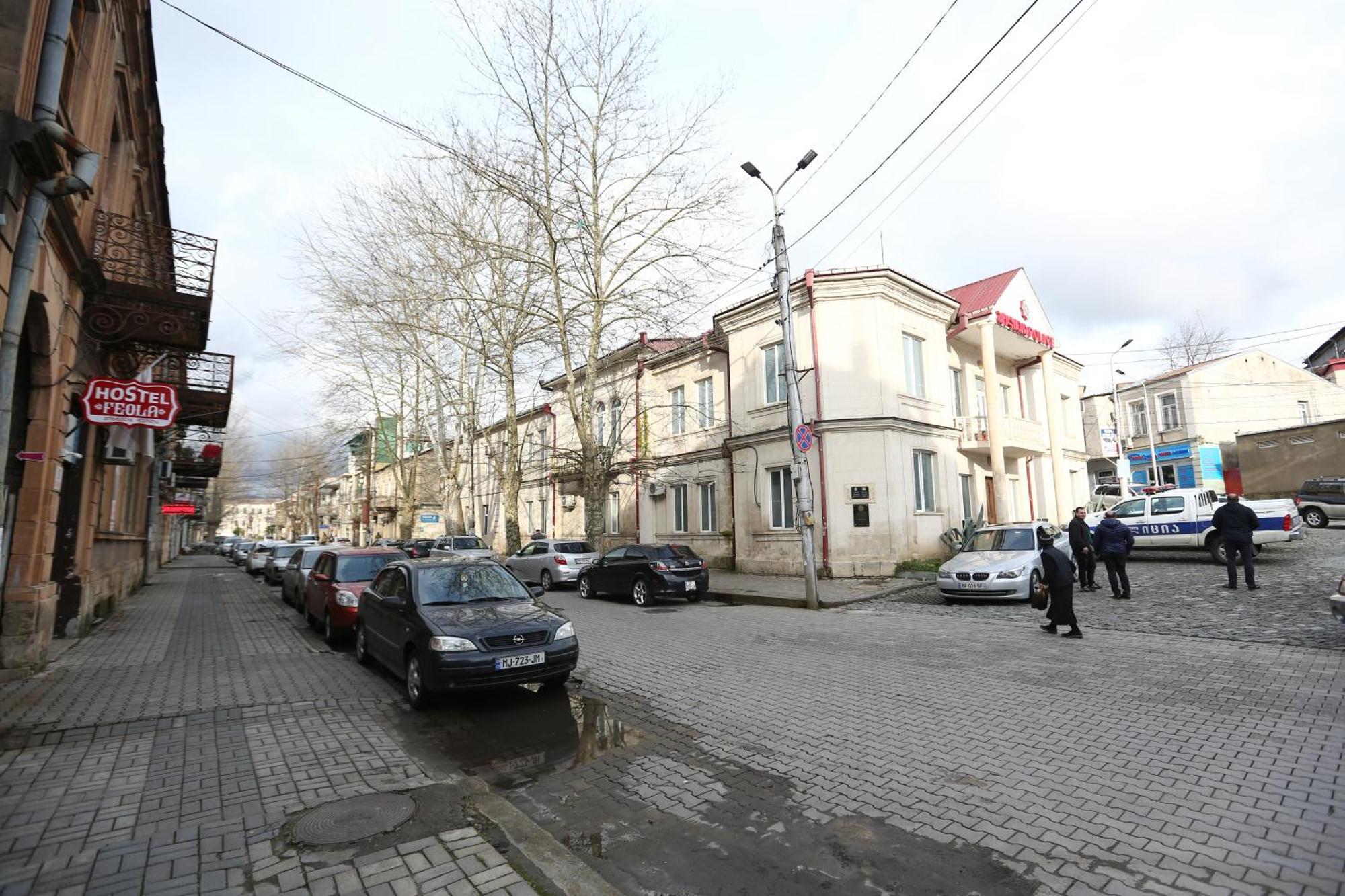 Feola Hostel Koetaisi Buitenkant foto