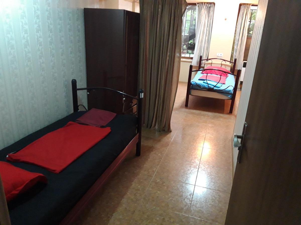 Feola Hostel Koetaisi Buitenkant foto